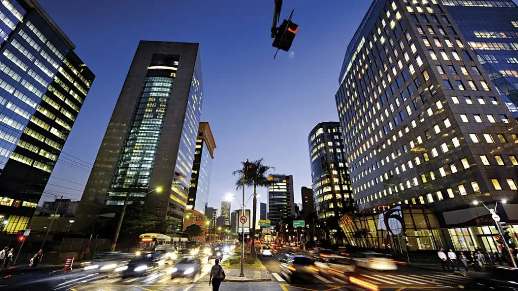 Vista noturna da avenida Faria Lima, epicentro financeiro do estado de São Paulo